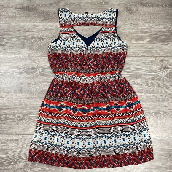 BCX Sleeveless Tribal Aztek Print Dress V-Neck Back Cutout M - Picture 16 of 16